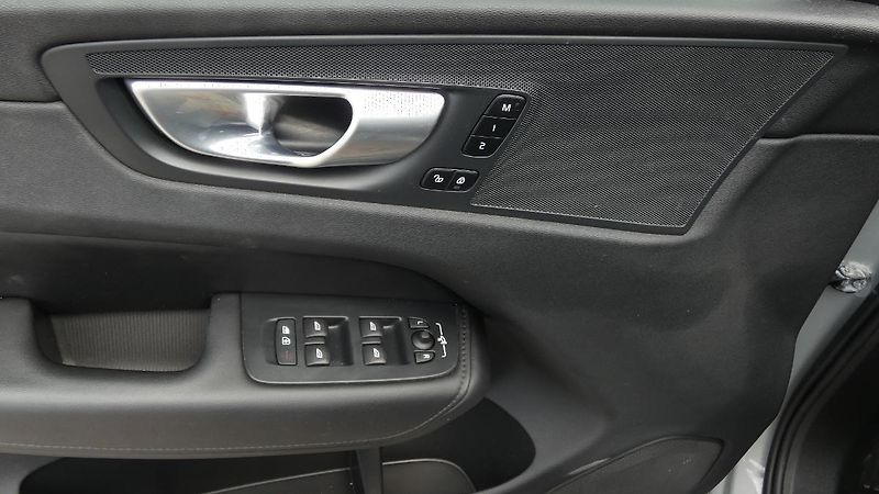 Volvo XC60 B4 mHEV AWD Plus Dark - fotka 9 z 23