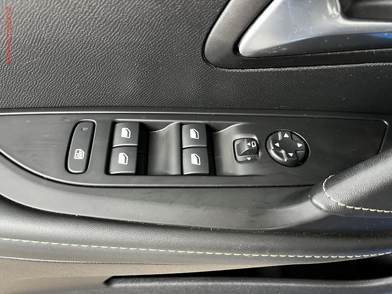Peugeot 208 (2019) 1.2 PT, GT, LED, navi - fotka 12 z 19