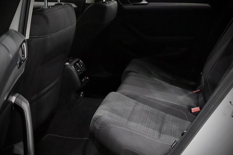 Volkswagen Passat B8 FL Var. 2.0 TSI 140 kW DSG - fotka 19 z 46