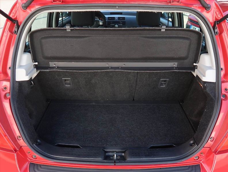 Suzuki Swift (2008) 1.3 i, Vyhř. sedaček - fotka 13 z 17