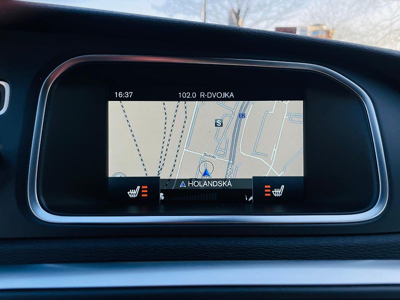 Volvo V40 2.0i MANUÁL KAMERA SERVISKA - fotka 37 z 45