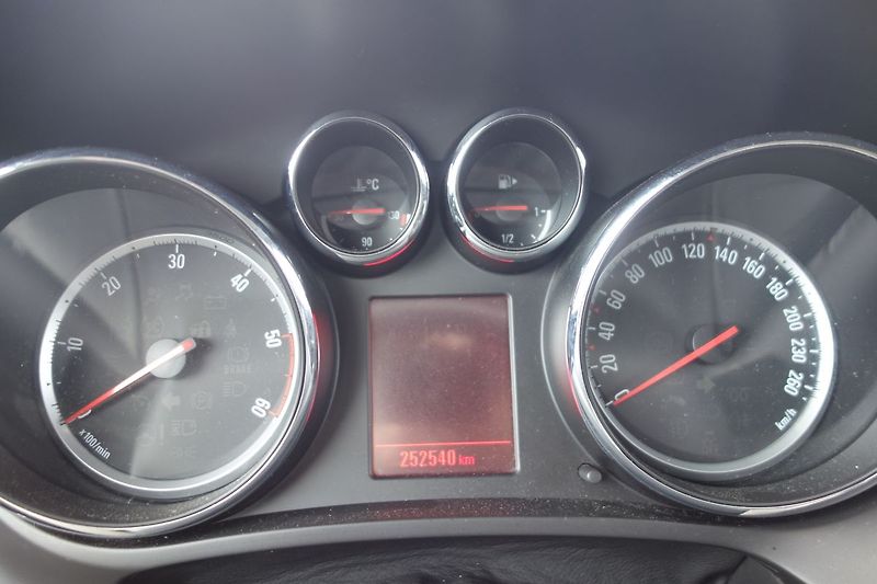 Opel Zafira 2,0DCi 96kW ČR ! 7 MÍST ! - fotka 29 z 38