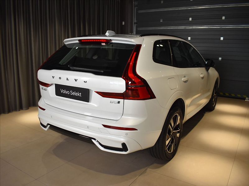 Volvo XC60 2,0 B5 AWD PLUS Bezklíč,BLIS - fotka 4 z 23
