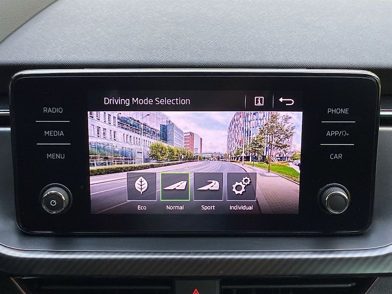 Škoda Kamiq (2021) 1.5 TSI Monte Carlo - fotka 17 z 38