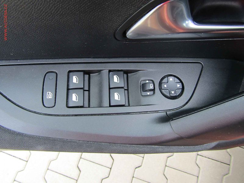 Peugeot 2008 (2020) 1.2PT, AC, servis.kniha - fotka 11 z 14