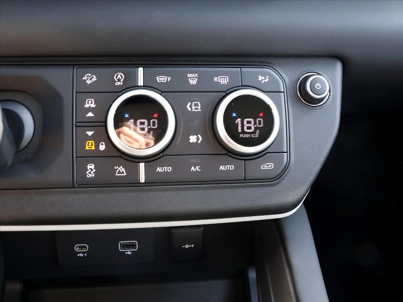 Land Rover Defender 3,0 D200 110 S 147kW CZ DPH Zá - fotka 25 z 35