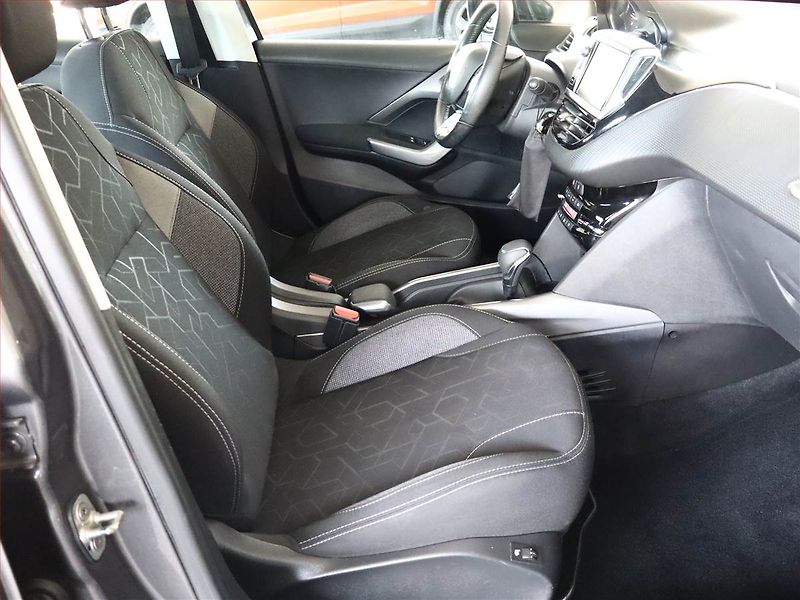 Peugeot 2008 (2017) 1.2 PureTech, Automat, Navi - fotka 7 z 14