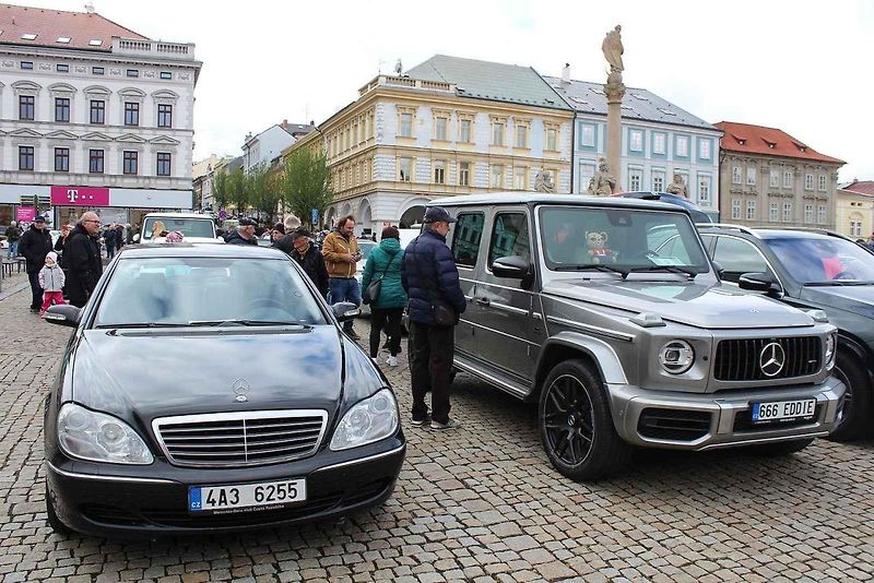 Sraz vozů značky Mercedes na Karlově náměstí v Kolíně.