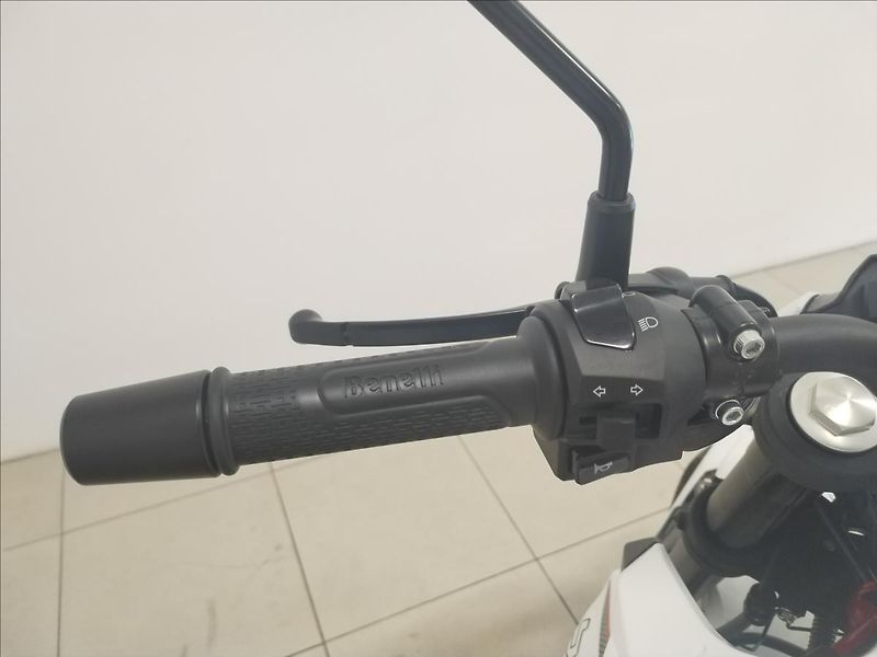 Benelli BN 125 - White   0,1 - fotka 9 z 14