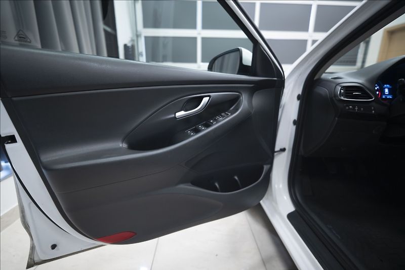 Hyundai i30 1,5 CVVT KAMERA 1. MAJITEL ČR - fotka 15 z 31
