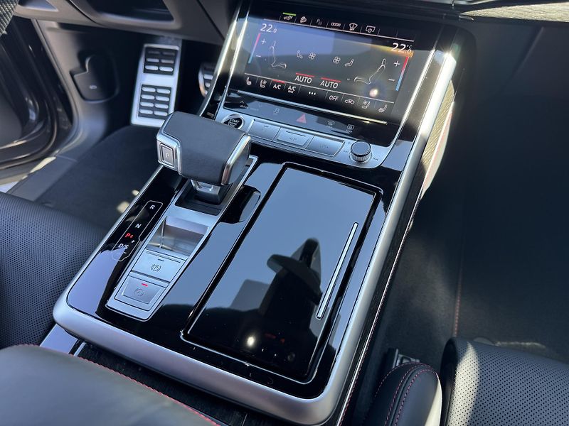 Audi Q8 (2025) 60TFSI e QUATTRO, B&O, Tažné  - fotka 33 z 38
