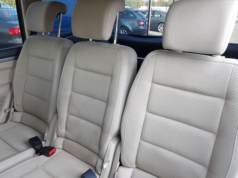 Volkswagen Touran 2,0TDi 103kW PANORAMA ! - fotka 17 z 33