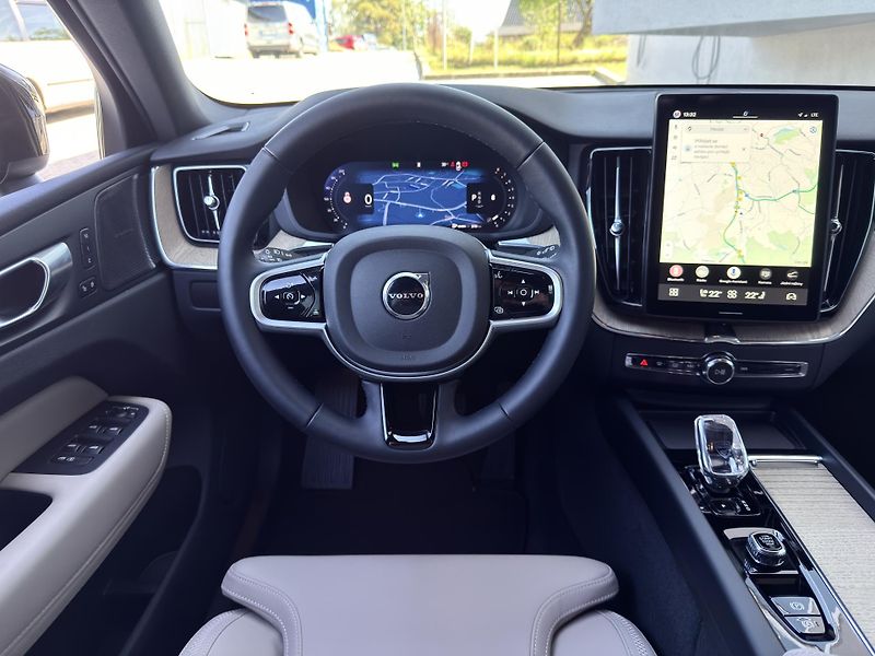 Volvo XC60 B5 AWD PLUS DARK // REZERVACE  - fotka 20 z 47