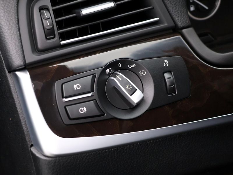 BMW Řada 5 3,0 535i 225kW Aut.klima Kůže - fotka 15 z 41