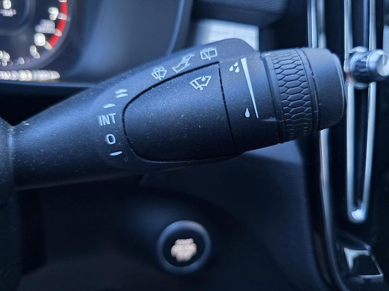 Volvo XC40 120kW T3 AUTOMAT LED KAMER DPH - fotka 25 z 39