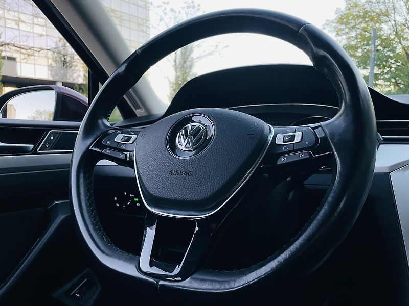 Volkswagen Passat 1.4TSI AUT TAŽNÉ SERVISKA LED - fotka 36 z 49