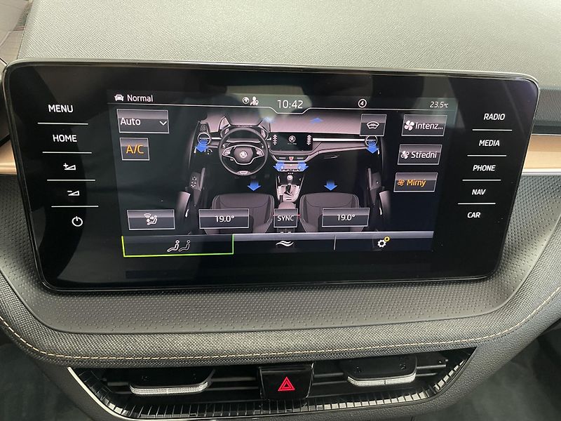 Škoda Fabia 1.0 TSi 81kW DSG ČR 1.MAJ NAVI - fotka 30 z 34