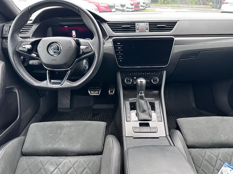 Škoda Superb COMBI 2,0 TDI 4x4 SPORTLINE - fotka 10 z 18