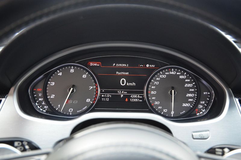 Audi S8 (2017) Plus 4.0 V8 605 PS Quattro - fotka 32 z 47