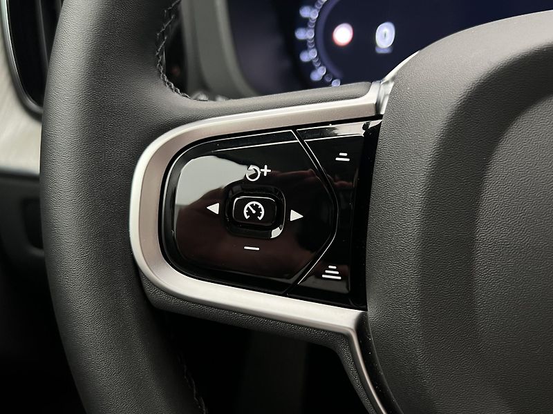 Volvo XC60 B5 AWD DARK PLUS AUT  - fotka 25 z 45