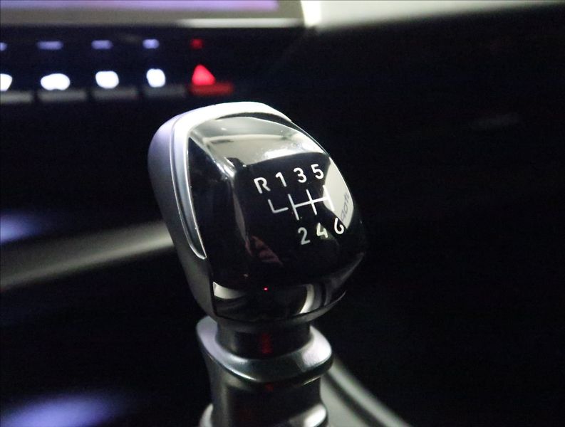 Peugeot 308 1,2 PT ALLURE NAVI KAMERA ČR - fotka 31 z 47
