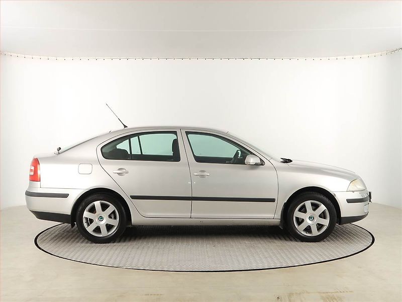 Škoda Octavia (2007) Ambiente 2.0 TDI, nová STK - fotka 6 z 16