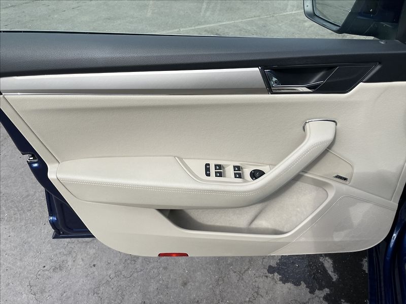 Škoda Superb 2,0 TDI DSG Combi L&K TAŽNÉ - fotka 14 z 23