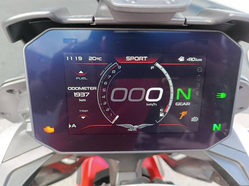 Moto Guzzi V 85 TT (2026) Rosso Fuji - fotka 13 z 13