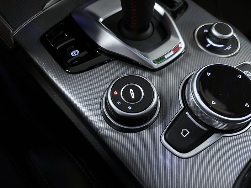 Alfa Romeo Stelvio (2024) 2.0T 280k AT8 ZF Q4 4x4 Compet - fotka 17 z 23