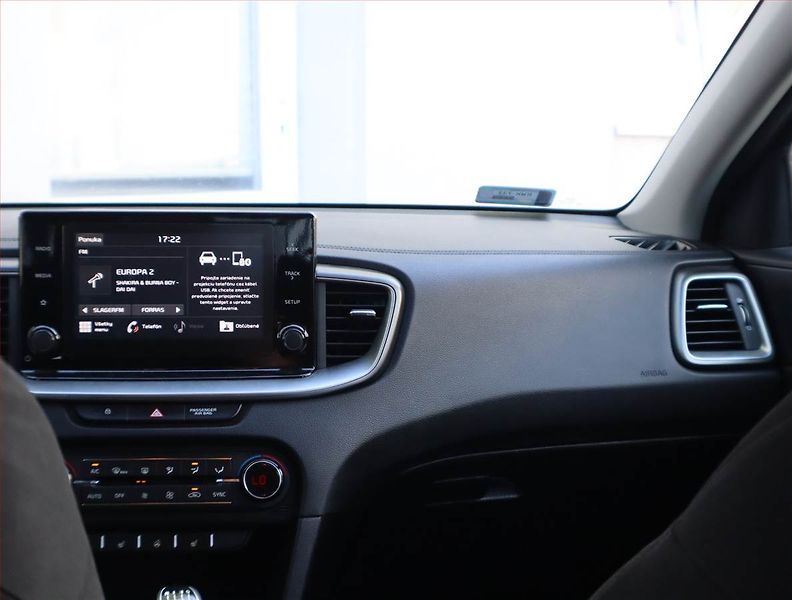 Kia Ceed (2019) Silver 1.4 T-GDI, Serv.kniha - fotka 8 z 15