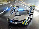 Policie otestuje vozidlo BMW i8.