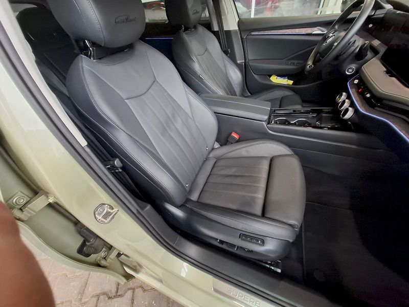 Škoda Superb (2024) COMBI Laurin&Klement TD 142/2. - fotka 25 z 55