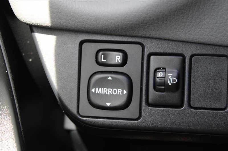 Toyota Yaris 1,3 VVT-i  ČR,1MAJ,DPH,AUTOMAT - fotka 21 z 27