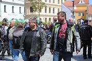 Třeboňské Masarykovo náměstí bylo motorkami doslova našlapané. Stovkám strojů požehnal tamní kaplan Jiří Kalaš.