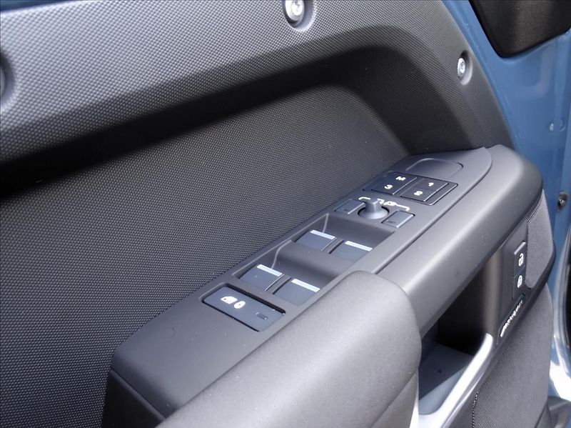 Land Rover Defender (2026) 110 D250 X-DYNAMIC SE - fotka 13 z 26