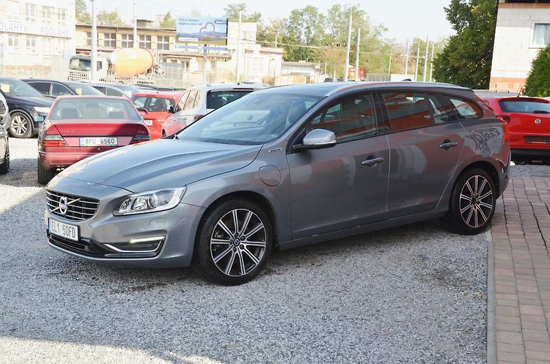 Volvo V60 (2016) 2.4 D6 AWD PHEV 212kW Momentum - fotka 3 z 39