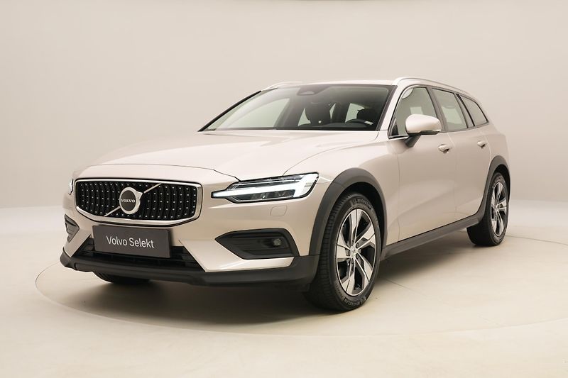 Volvo V60 CC B4 AWD CORE AUT CZ - fotka 1 z 54