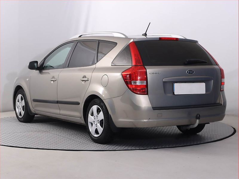 Kia Ceed (2011) 1.4 CVVT, Serv.kniha - fotka 4 z 14