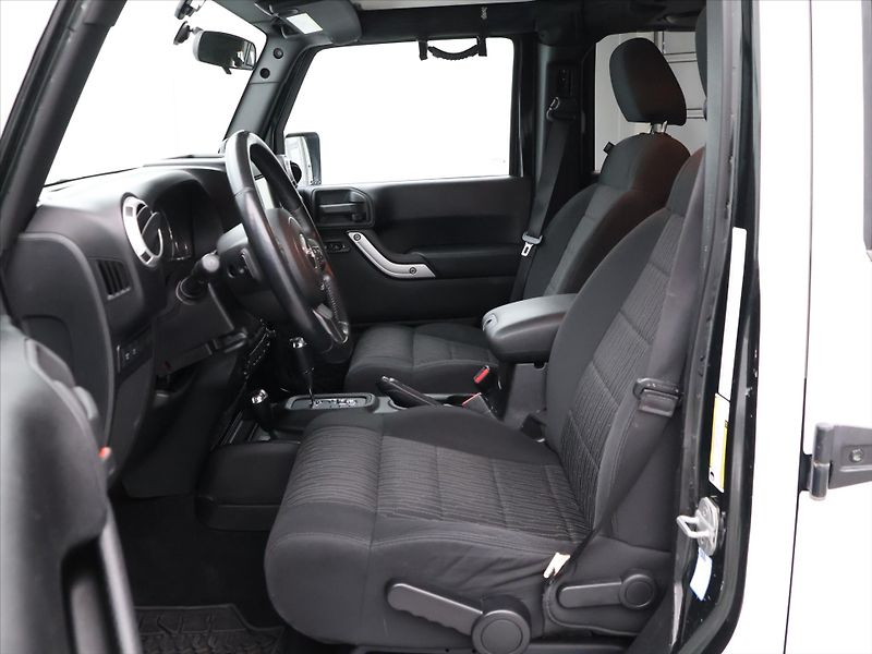 Jeep Wrangler 2,8 CRD 147 kW Unlimited Sport - fotka 11 z 33