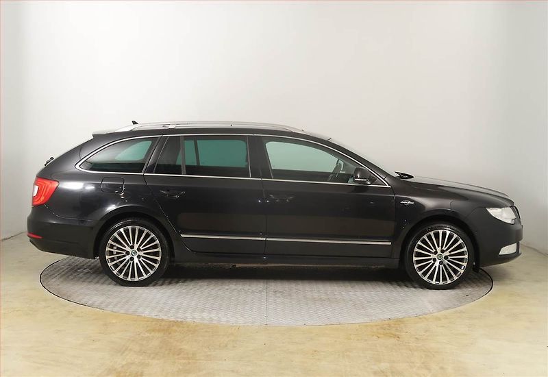 Škoda Superb (2012) Laurin&Klement 2.0 TDI, Xenony - fotka 6 z 21