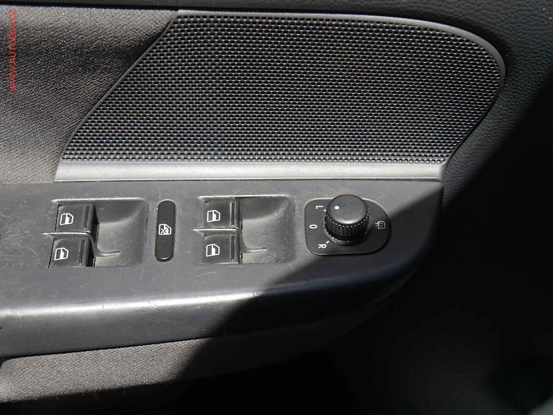 Volkswagen Golf (2006) 1.4TSi, Výhřev sed, temp - fotka 11 z 17