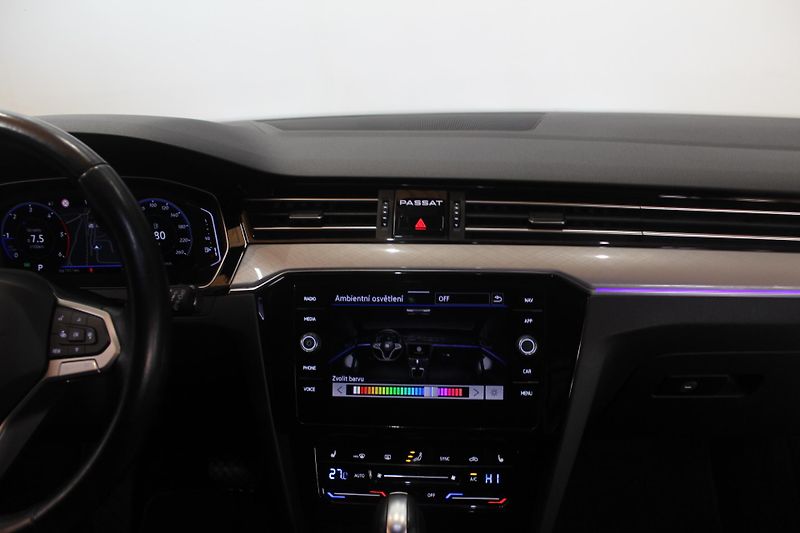 Volkswagen Passat (2021) 2.0TDI DSG Display LED - fotka 30 z 36