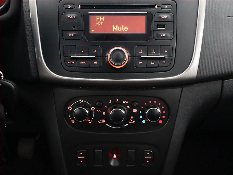 Dacia Sandero (2015) 1.2 16V, Park. senzory - fotka 9 z 10