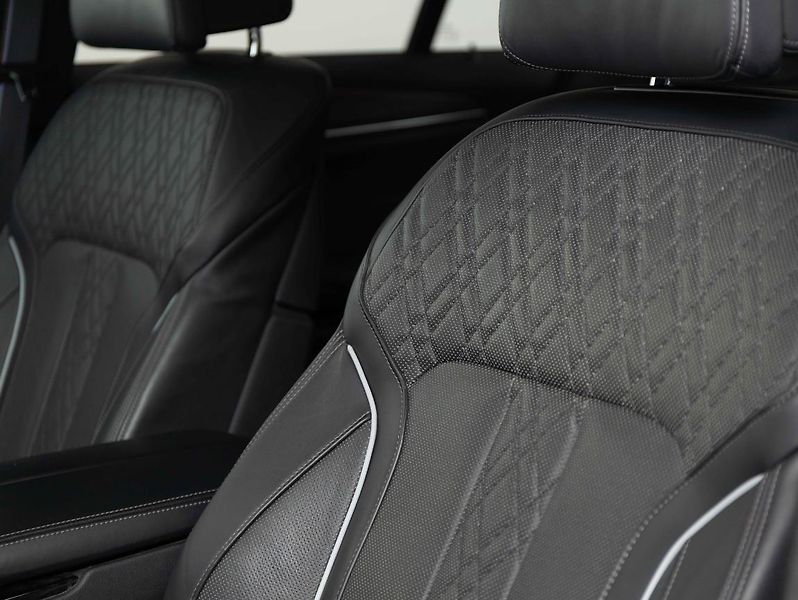 BMW Řada 5 M550i xDrive - fotka 20 z 23