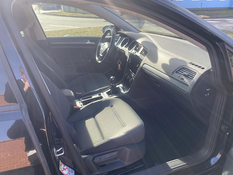Volkswagen Golf 1.6TDi,PLNÁ VÝB.SUPER STAV!! - fotka 32 z 48