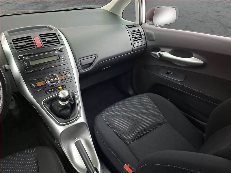 Toyota Auris (2011) 1.6 Valvematic, Tempomat - fotka 8 z 17
