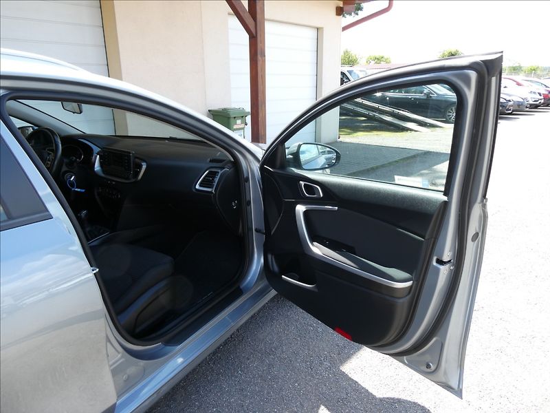 Kia Ceed 1,0 T-GDI Exclusive SW,2x pneu - fotka 19 z 35