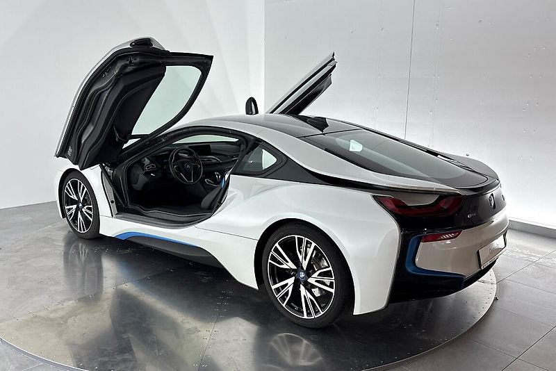 BMW i8 Coupé - fotka 33 z 34
