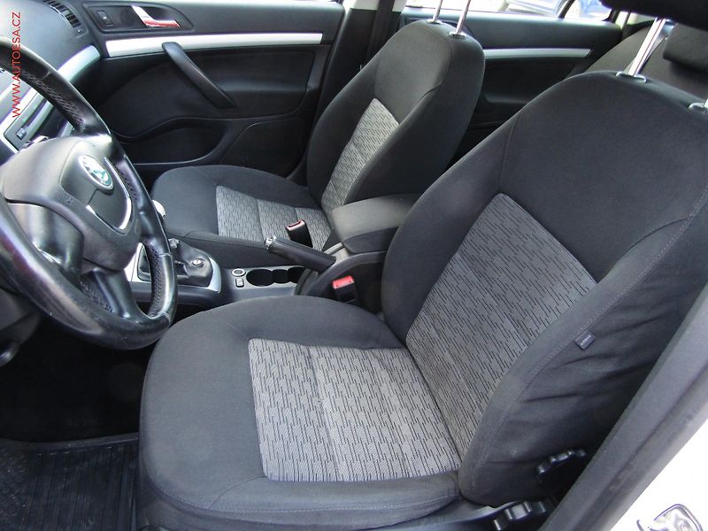 Škoda Octavia (2010) 2.0TDi, ČR, Ambiente - fotka 9 z 16