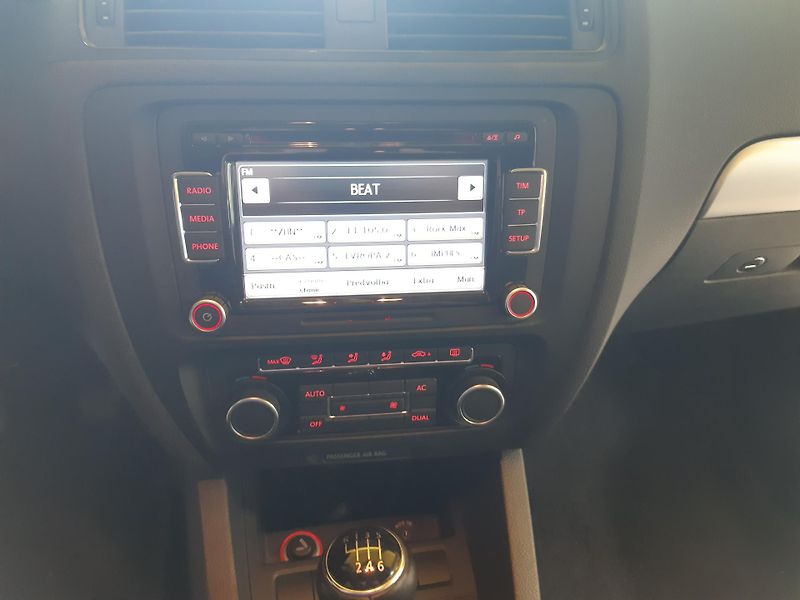 Volkswagen Jetta 1.2 TSI DigiKlima 33000km!! - fotka 10 z 22